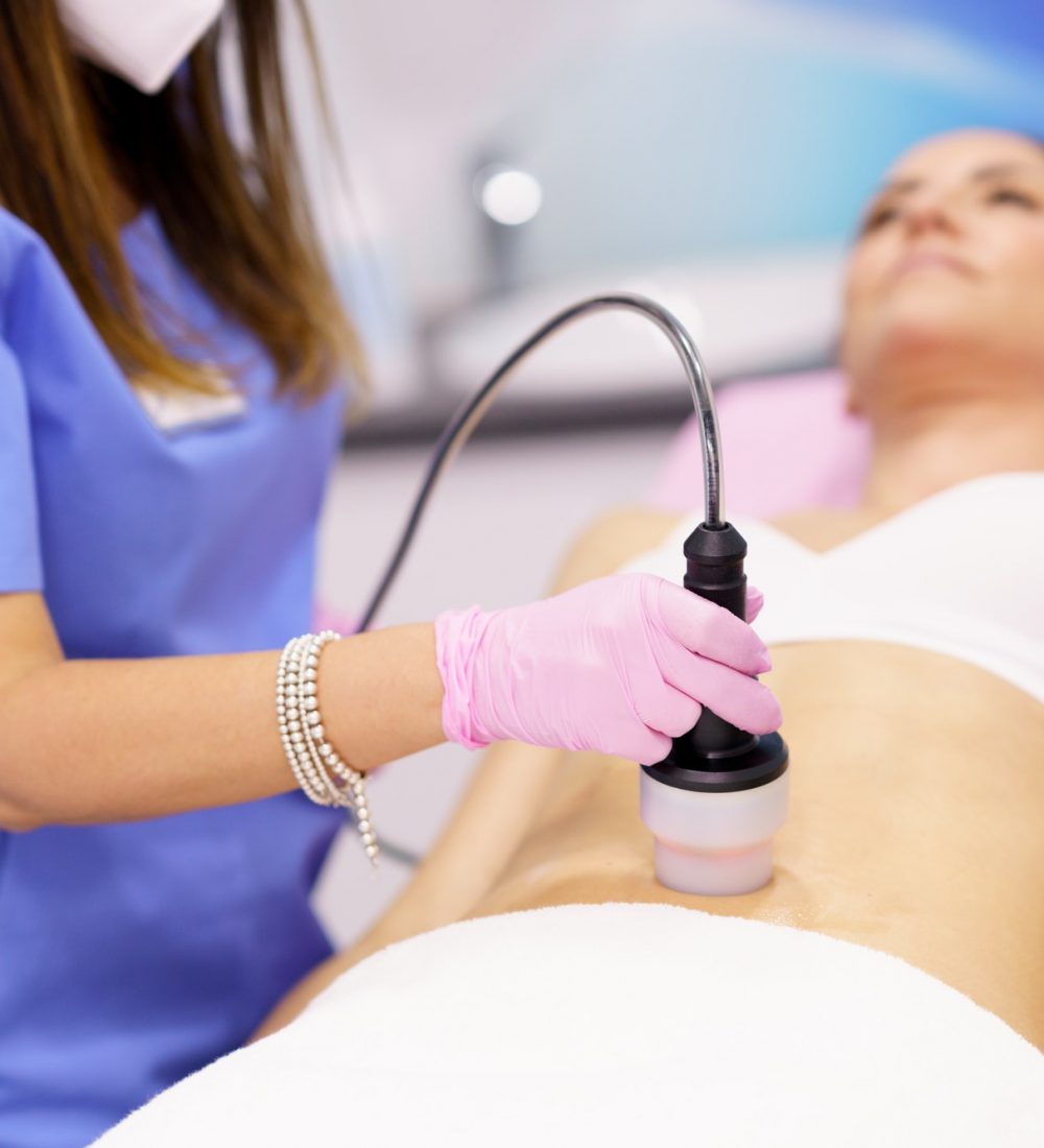 donna che riceve un trattamento anticellulite con una macchina a radiofrequenza in un centro di bellezza.jpg